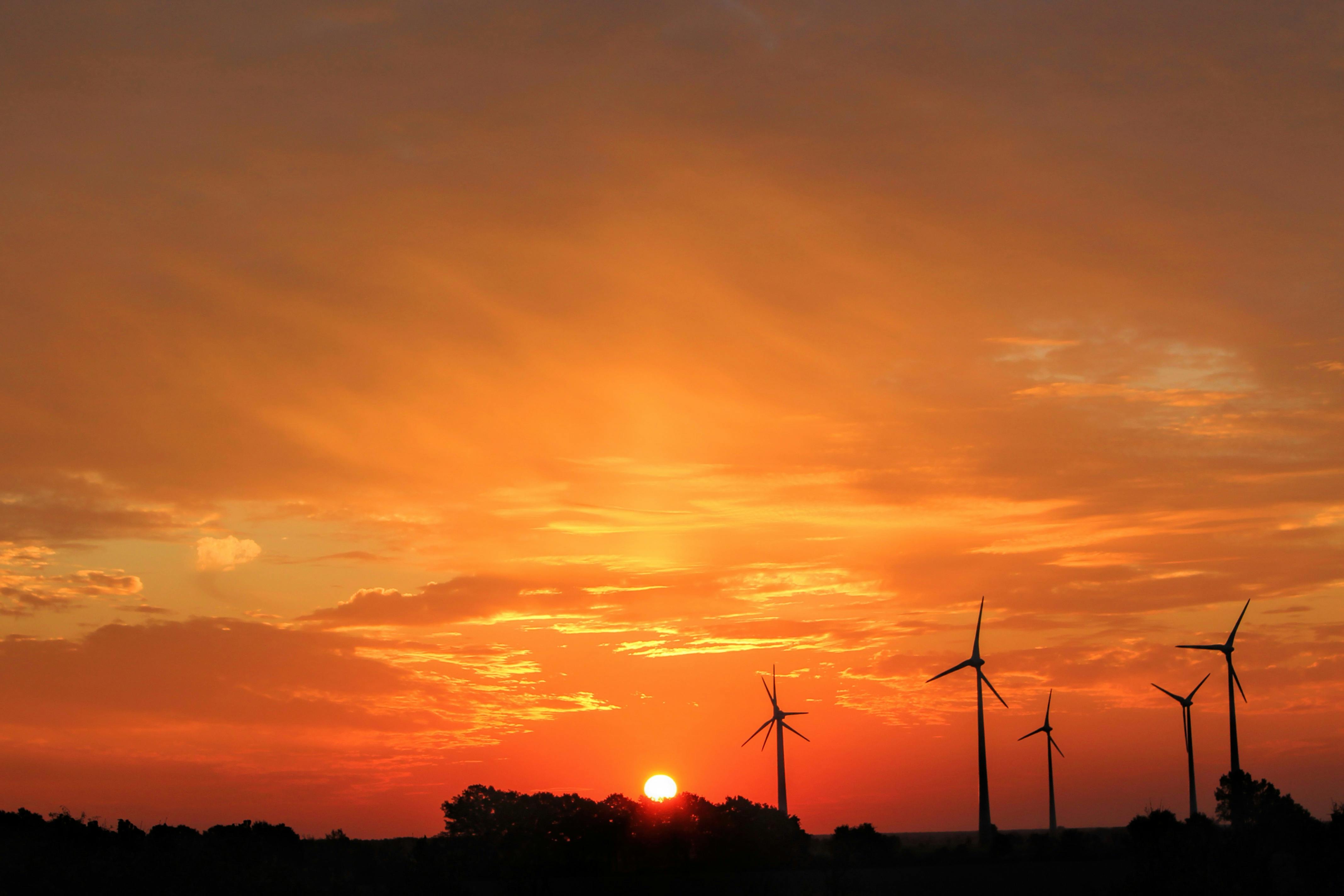 Turbinas eólicas al atardecer - Energías renovables y sostenibles